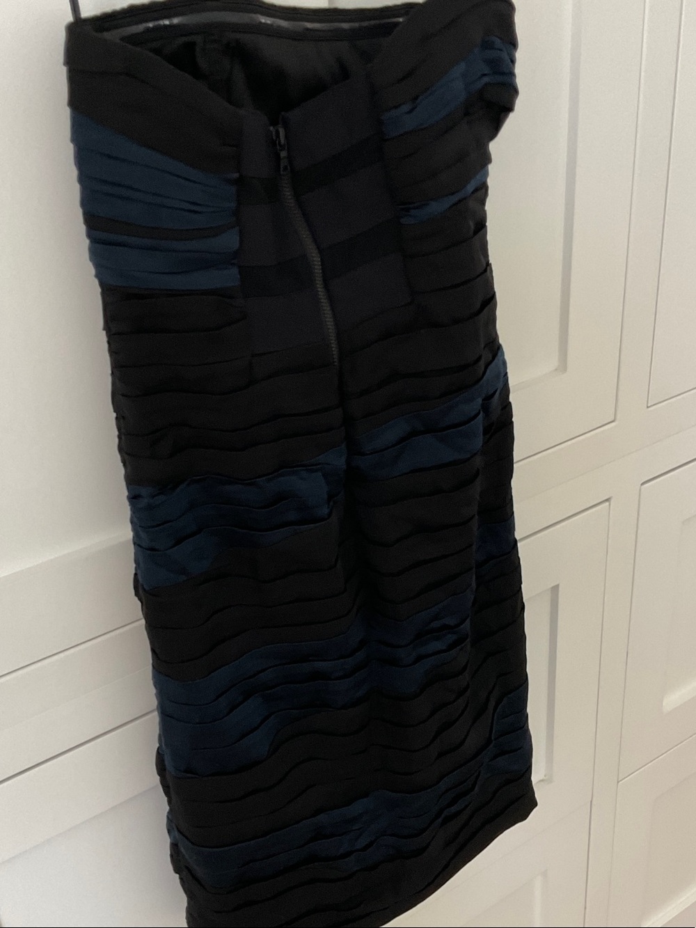 Alice + Olivia Black and Navy Strapless Pleated Silk Dress - Picture 6 of 8